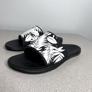 OluKai - Punua 'Olu - Black/Lau Tropical Slide Pool Bech